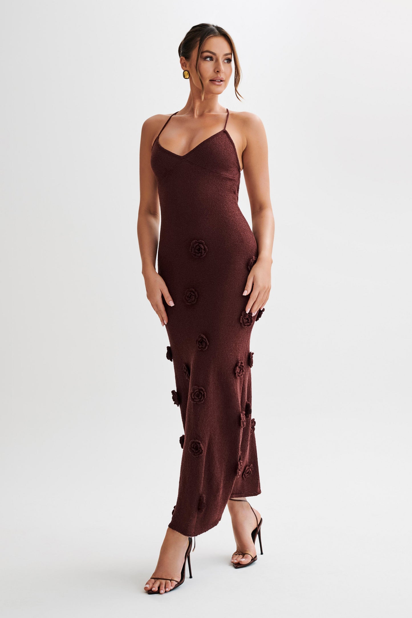CAPRI – Elegantes Häkel-Maxikleid mit Blumenverzierung