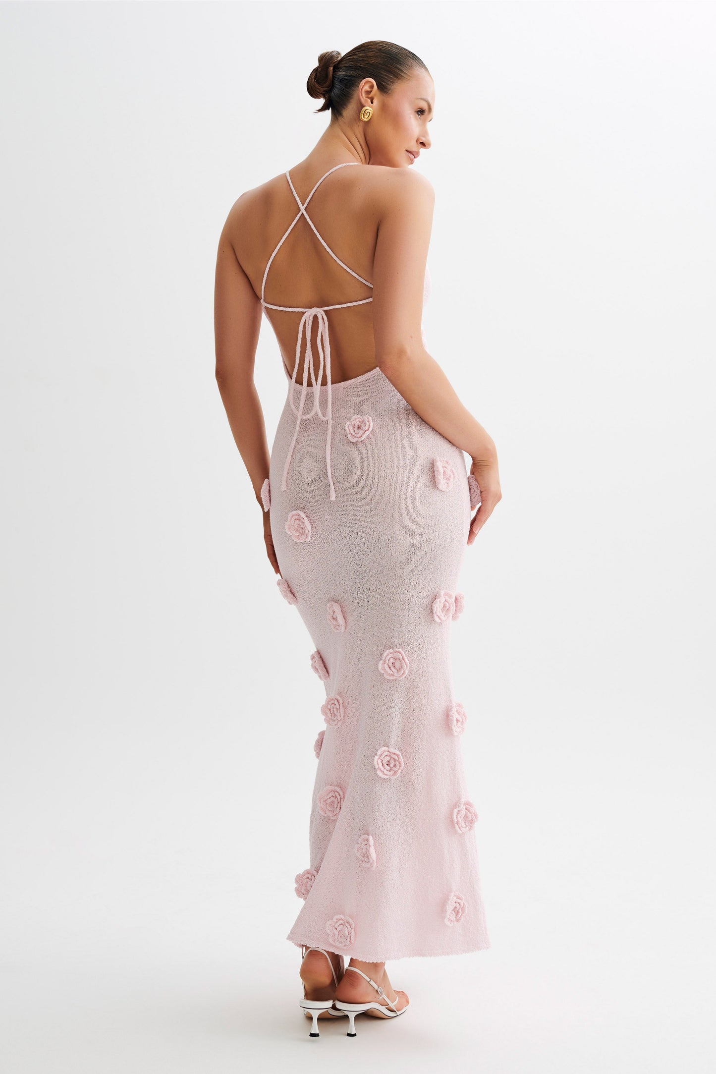 CAPRI – Elegantes Häkel-Maxikleid mit Blumenverzierung