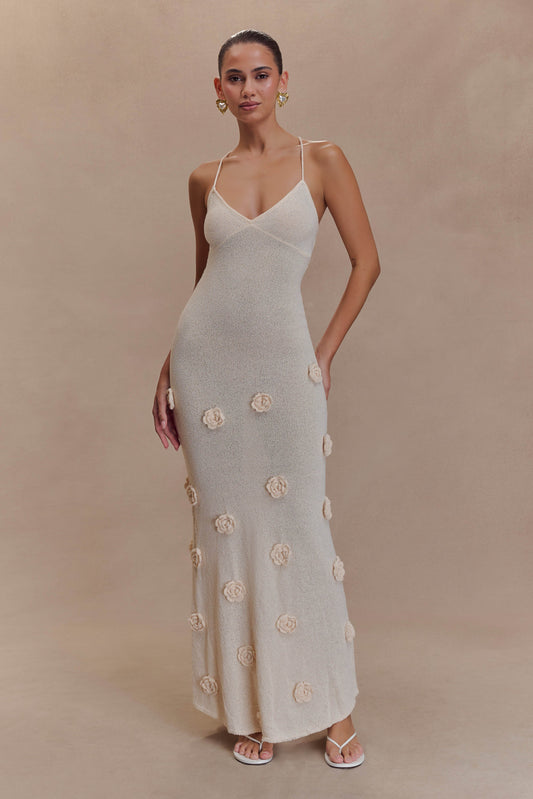 CAPRI – Elegantes Häkel-Maxikleid mit Blumenverzierung