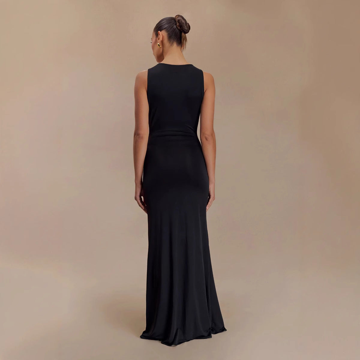 CANNES – Elegantes Maxikleid mit Tiefem V-Ausschnitt & Gold-Detail