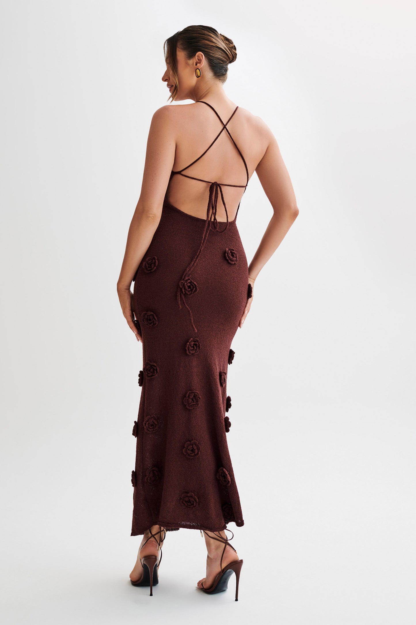 CAPRI – Elegantes Häkel-Maxikleid mit Blumenverzierung