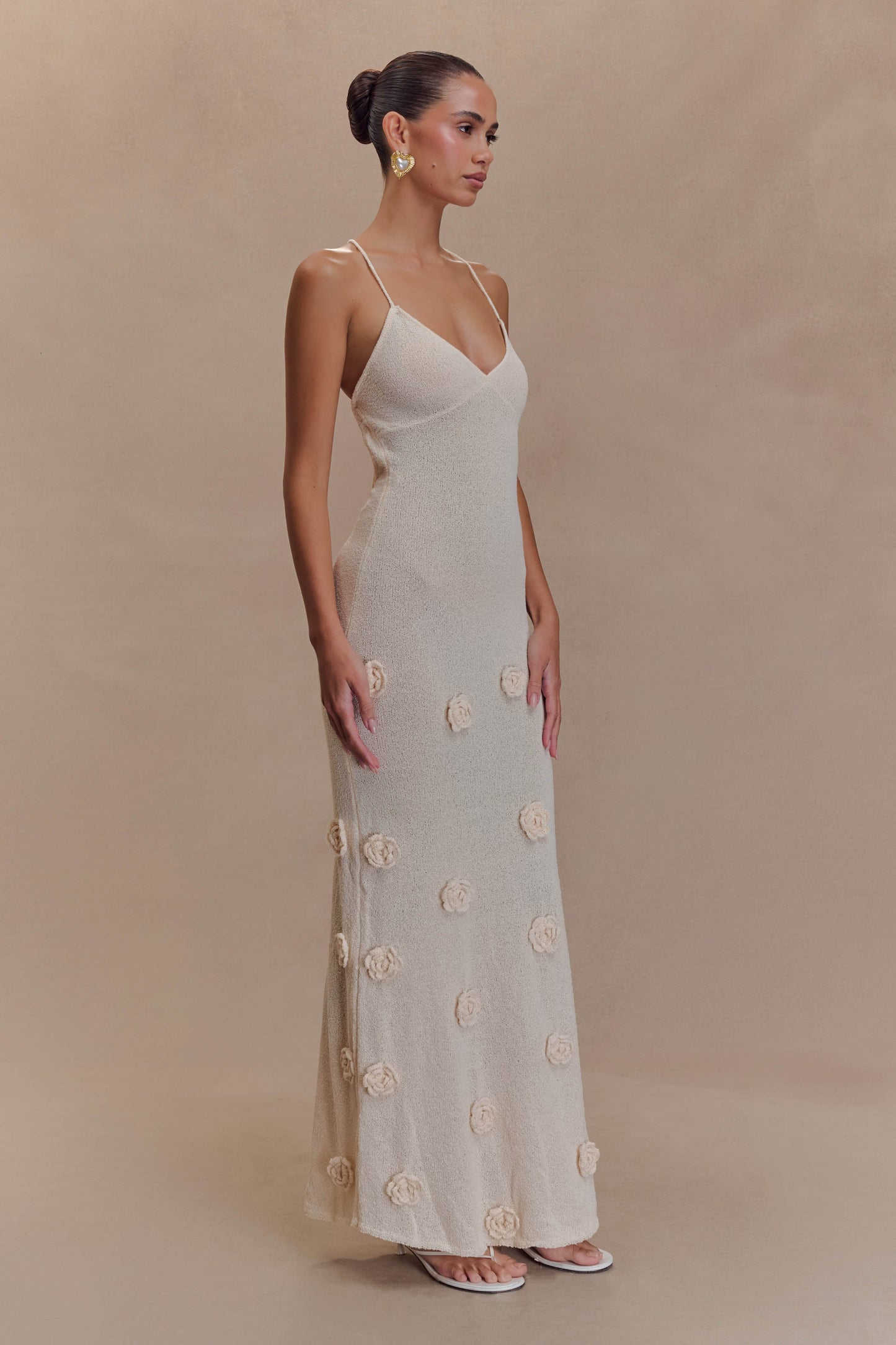 CAPRI – Elegantes Häkel-Maxikleid mit Blumenverzierung