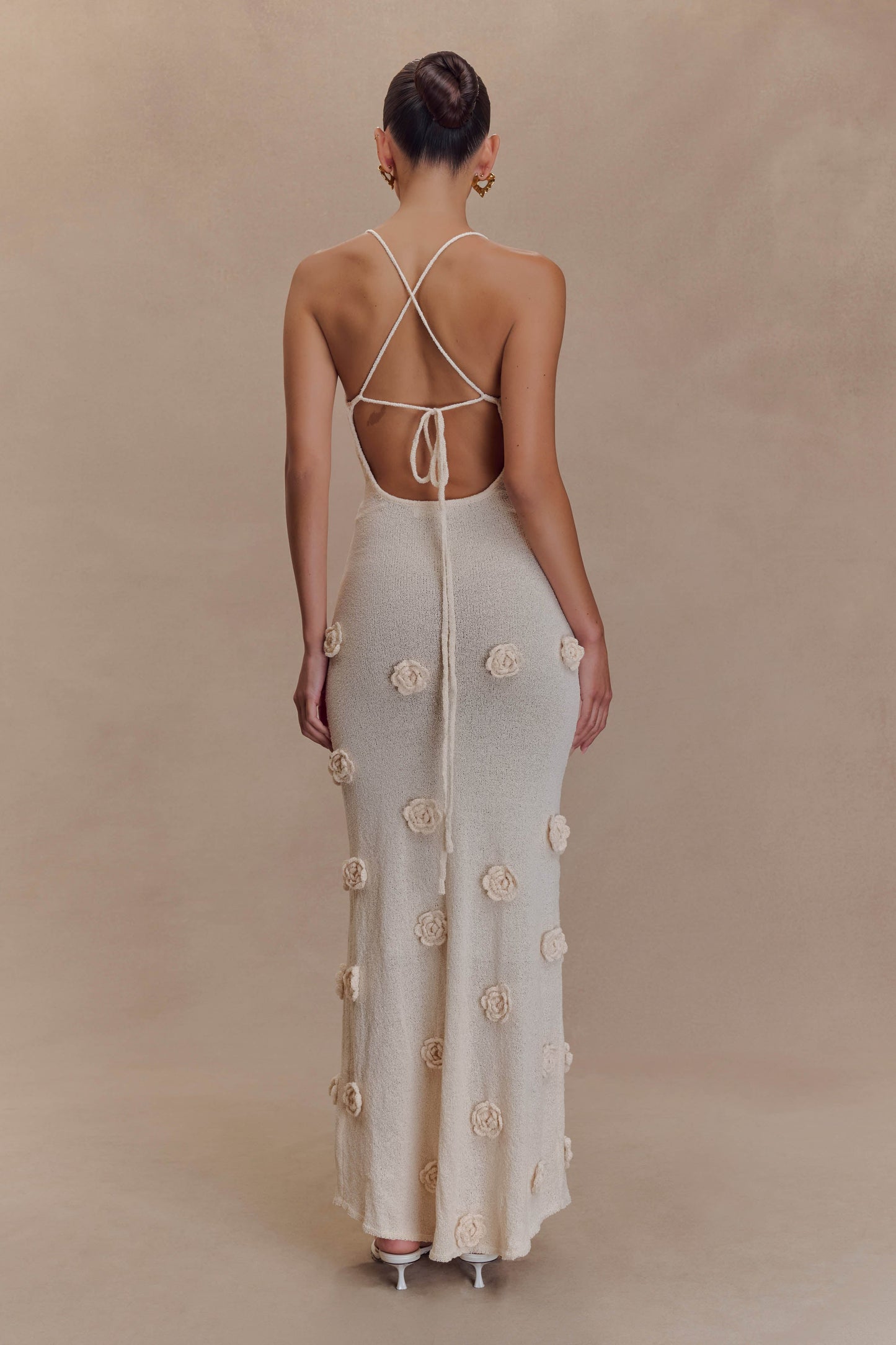 CAPRI – Elegantes Häkel-Maxikleid mit Blumenverzierung