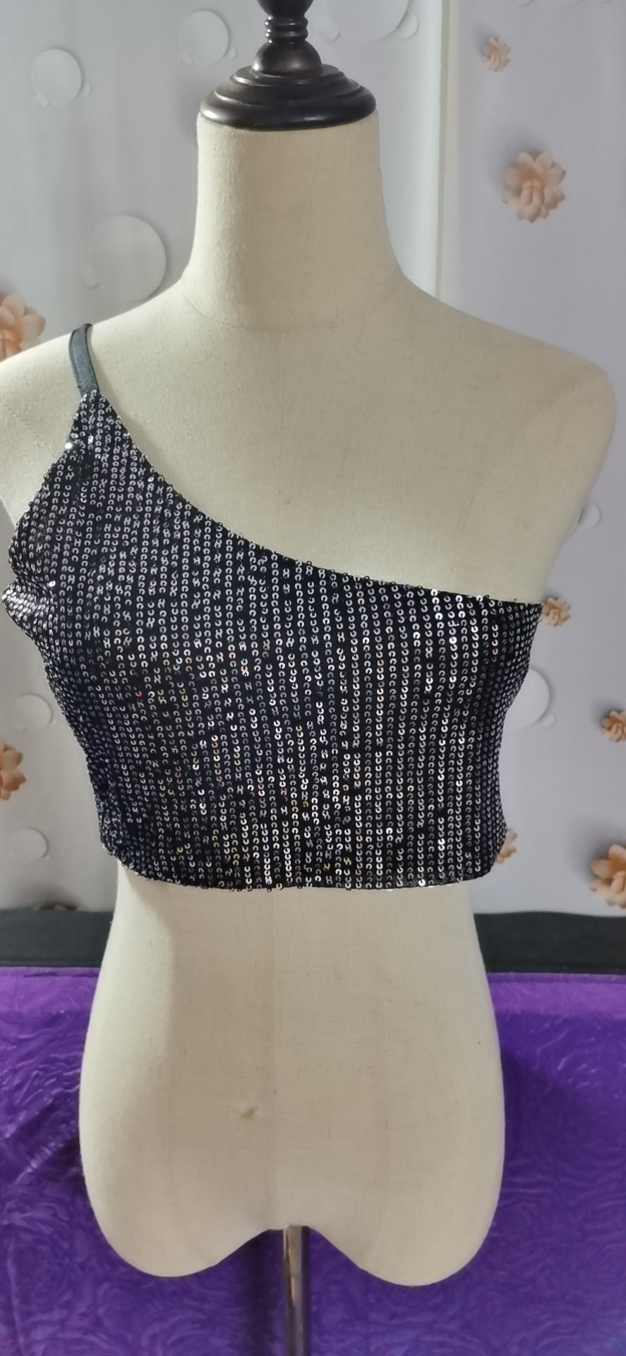 SORRENTO – One-Shoulder Paillettentop im Glam-Look